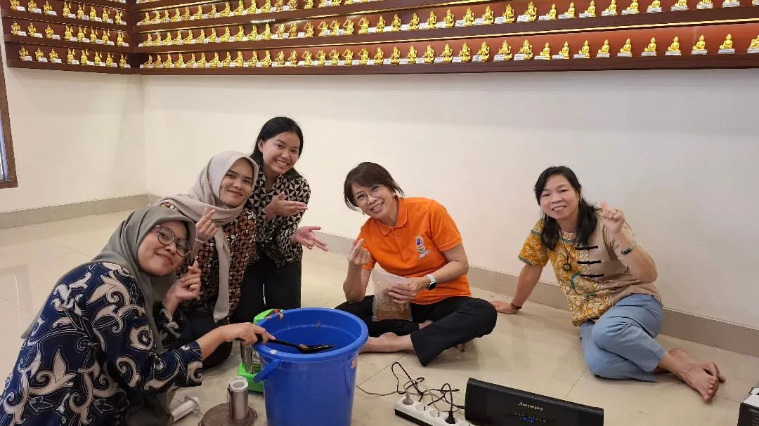 Sosialisasi dan Panen Eco Enzym Yayasan Arya Taray Bersama STIE Kasih Bangsa