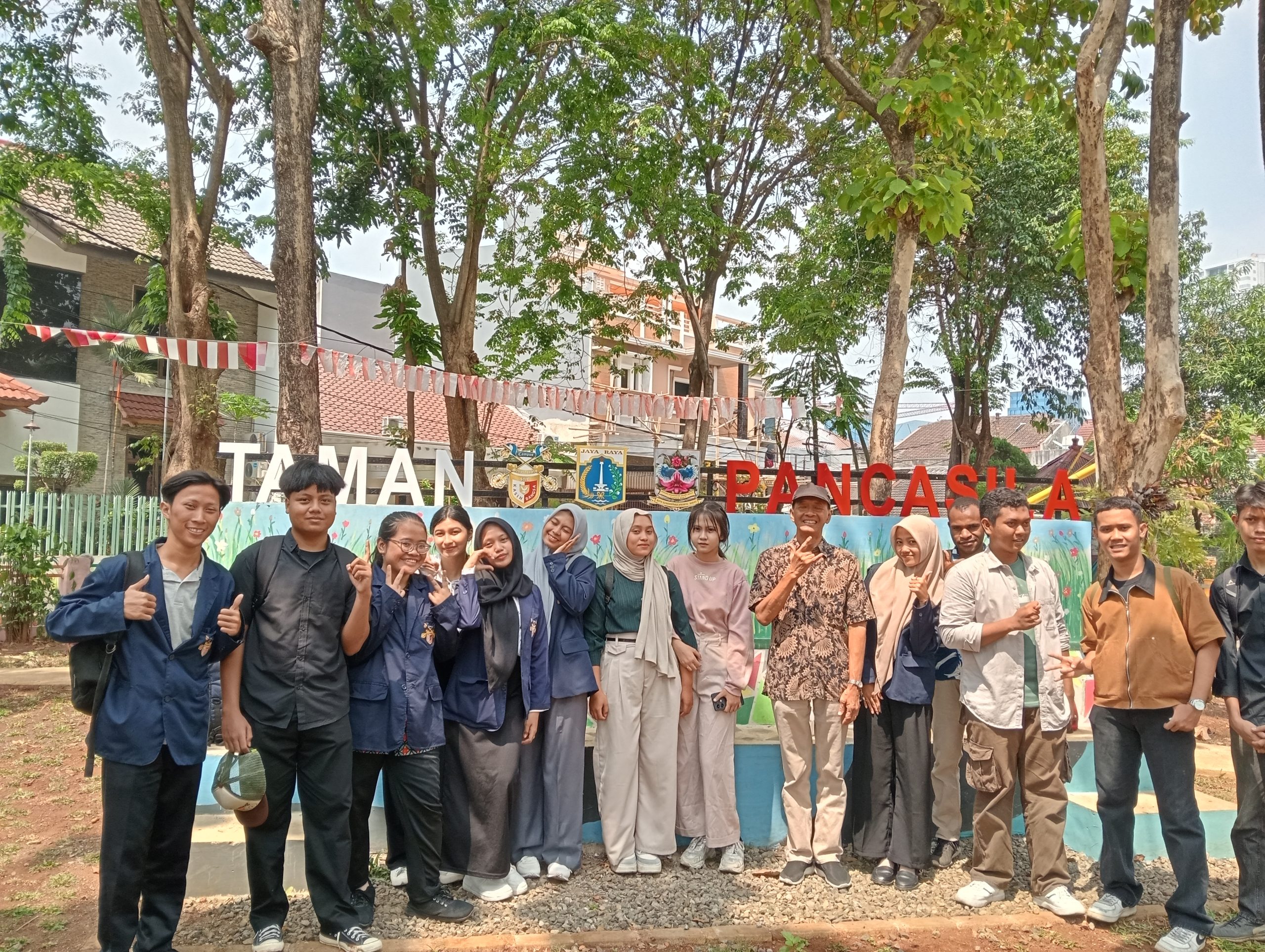 Kegiatan Kuliah Lapangan di Taman Pancasila pada Mata Kuliah Pendidikan Pancasila