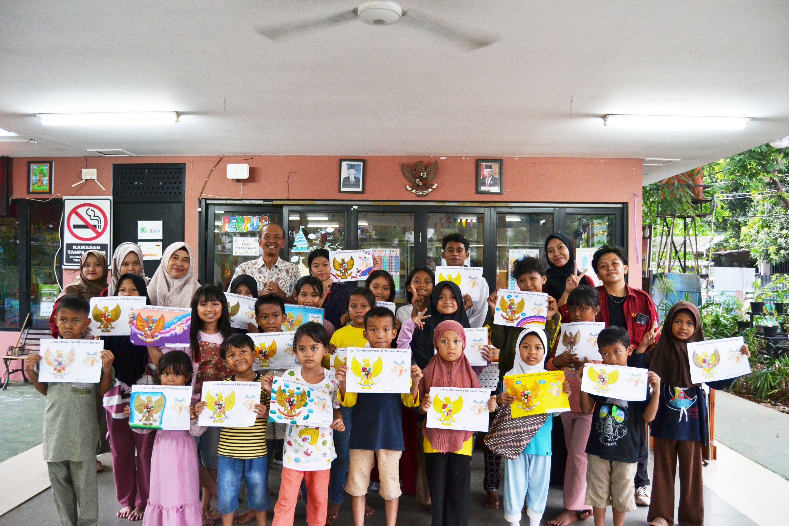 STIE Kasih Bangsa Gelar Peringatan Hari Kesaktian Pancasila di RPTRA Jeruk Manis